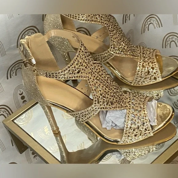 NWT Gold Textured Metallic Heels - Picture 8 of 13